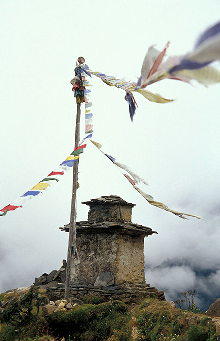 Old Chorten and Prayer flag on the hills above Namche Bazaar (3440m)
<br>
Robert Downie - 2004 (EOS 300)