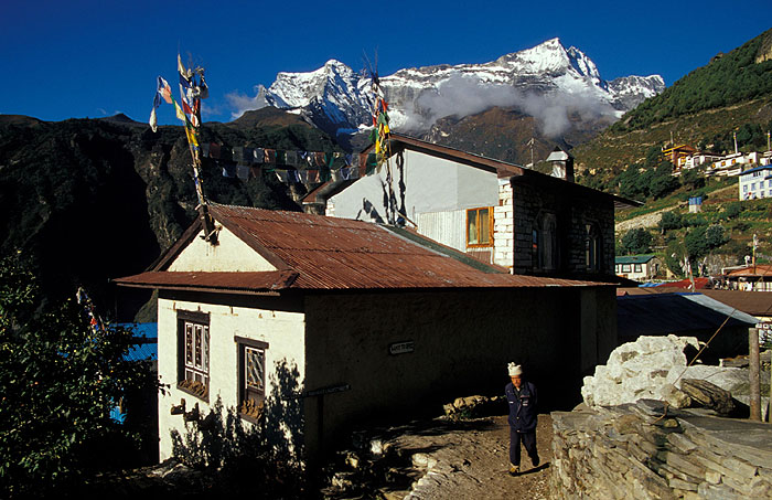 Namche Bazaar (3440m) with the Kwangde peaks in the background.
<br>
Robert Downie - 2004 (EOS 300)