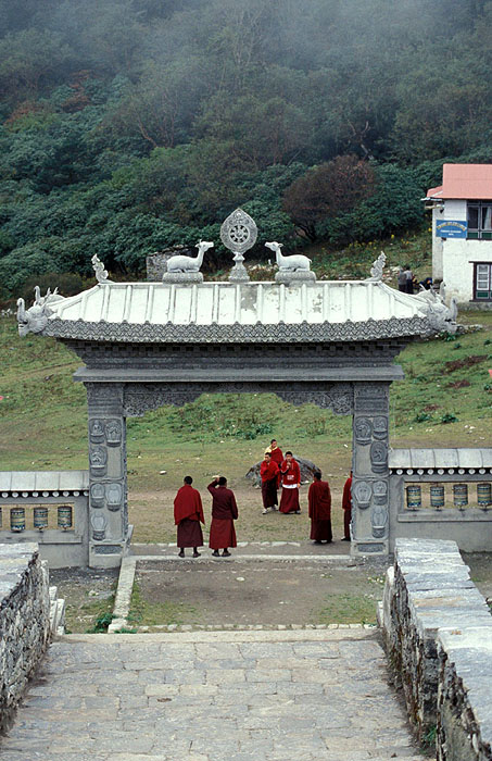 Monks at the gates of the Tengboche Monastery (3870m)
<br>
Photo: Robert Downie - 2004 (EOS 300)