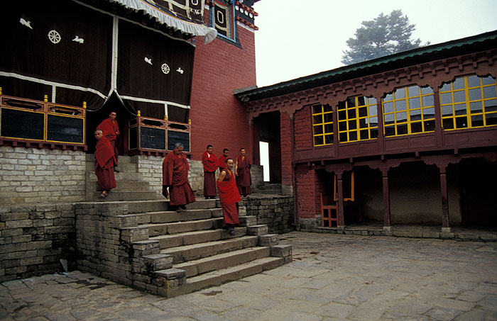 Monks in the inner courtyard -  Tengboche Monastery (3870m)
<br>
Photo: Robert Downie - 2004 (EOS 300)