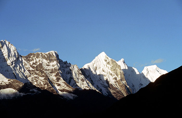 Kwangde peaks - Tengboche
<br>
Photo: Robert Downie - 2004 (EOS 300)