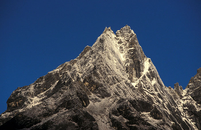 Khumbi Yul Lha (5761m) at sunrise - Tengboche
<br>
Photo: Robert Downie - 2004 (EOS 300)
