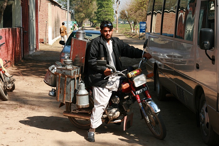 Milk Bike - Faisalabad
<br>
Photo: Robert Downie - Feb 2007 (EOS 400D)