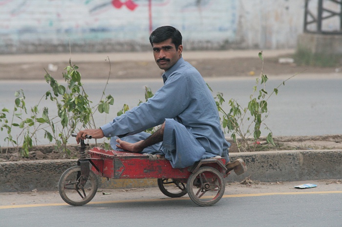 See the little wooden block to push himself along - Faisalabad
<br>
Photo: Robert Downie - Feb 2007 (EOS 400D)