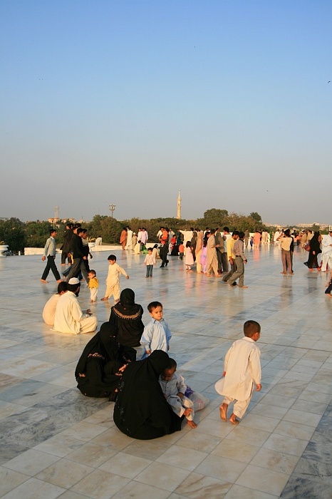 Families at the Mausoleum of Quaid-i-Azam - Karachi
<br>
Monument to Pakistan's founder Mohamed Ali Jinnah.
<br>
Photo: Robert Downie - Feb 2007 (EOS 400D)