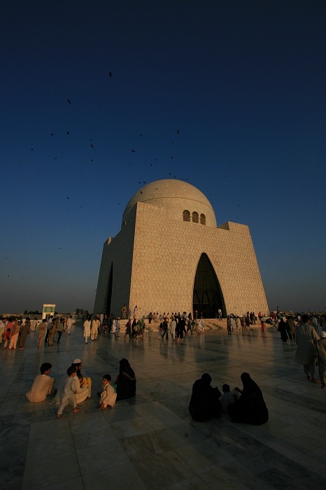 Guard at the Mausoleum of Quaid-i-Azam - Karachi
<br>
Monument to Pakistan's founder Mohamed Ali Jinnah.
<br>
Photo: Robert Downie - Feb 2007 (EOS 400D)