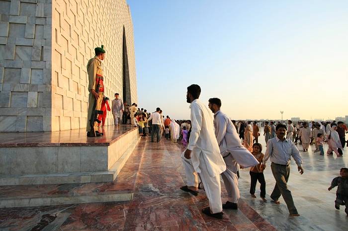 Guard at the Mausoleum of Quaid-i-Azam - Karachi
<br>
Monument to Pakistan's founder Mohamed Ali Jinnah.
<br>
Photo: Robert Downie - Feb 2007 (EOS 400D)