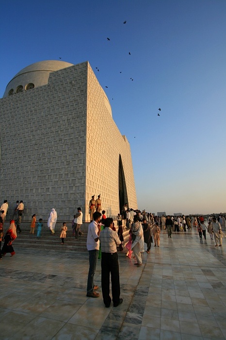 Guard at the Mausoleum of Quaid-i-Azam - Karachi
<br>
Monument to Pakistan's founder Mohamed Ali Jinnah.
<br>
Photo: Robert Downie - Feb 2007 (EOS 400D)
