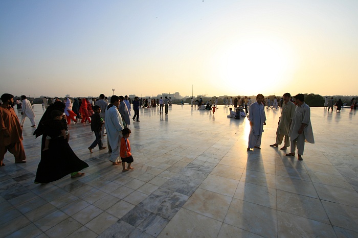 Guard at the Mausoleum of Quaid-i-Azam - Karachi
<br>
Monument to Pakistan's founder Mohamed Ali Jinnah.
<br>
Photo: Robert Downie - Feb 2007 (EOS 400D)
