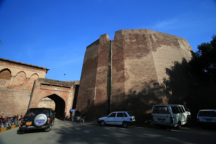 The outer walls of the Lahore Fort or Shahi Qila 
<br>
Photo: Robert Downie - Feb 2007 (EOS 400D)

