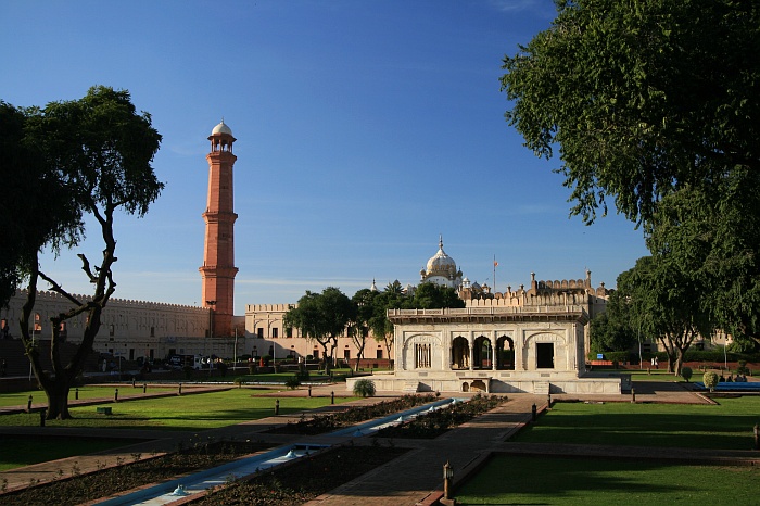 The courtyard between the Lahore Fort or Shahi Qila and the Badshahi Mosque
<br>
Photo: Robert Downie - Feb 2007 (EOS 400D)