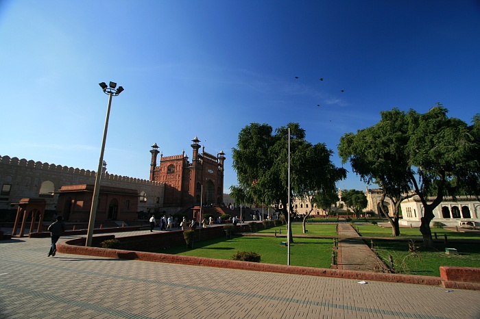 The courtyard between the Lahore Fort or Shahi Qila and the Badshahi Mosque
<br>
Photo: Robert Downie - Feb 2007 (EOS 400D)