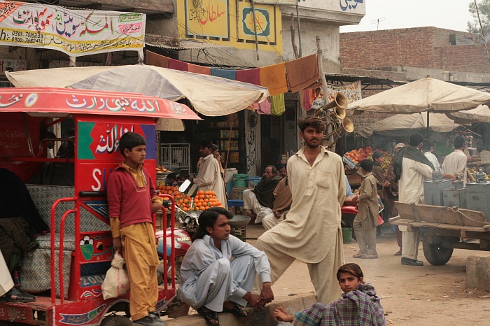 Village Life around Okara 
<br>
Photo: Robert Downie - Feb 2007 (EOS 400D)