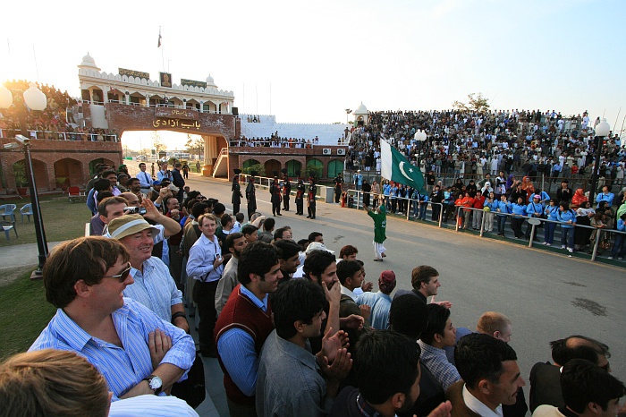 The crowd is set.  Three thousand on the Indian boarder, one thousand on the Pakistani side - Wagah Border
<br>
Photo: Robert Downie - Feb 2007 (EOS 400D)