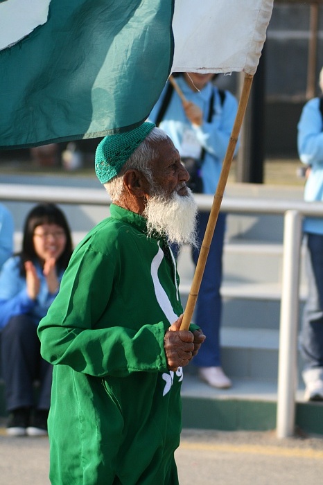 Street vendor from Lahor who comes every day to motivate his side. ? Wagah Border
<br>
Photo: Robert Downie - Feb 2007 (EOS 400D)
