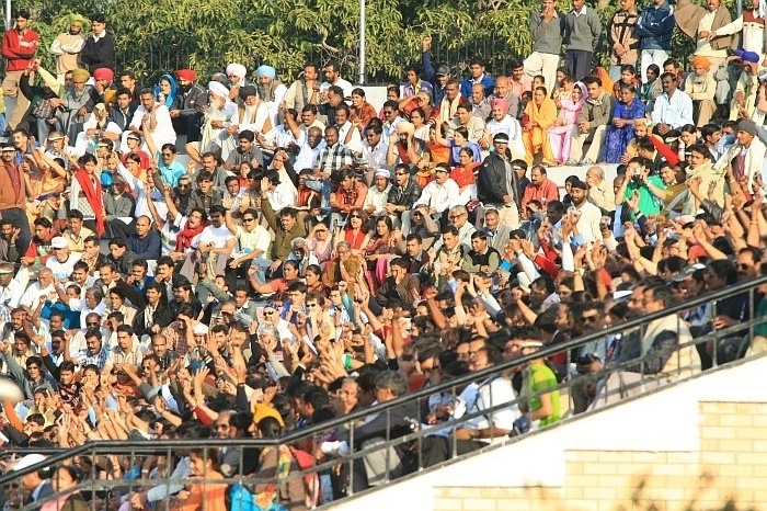 Patriotic Indian Crowd - Wagah Border
<br>
Photo: Robert Downie - Feb 2007 (EOS 400D)