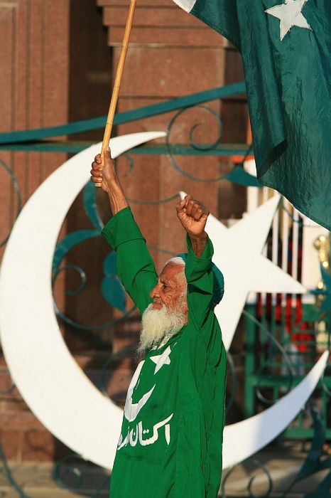 Street vendor from Lahor who comes every day to motivate his side. ? Wagah Border
<br>
Photo: Robert Downie - Feb 2007 (EOS 400D)