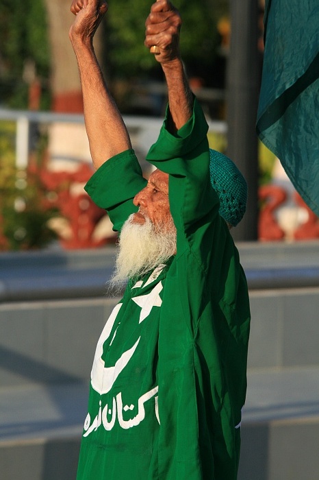 Street vendor from Lahor who comes every day to motivate his side. ? Wagah Border
<br>
Photo: Robert Downie - Feb 2007 (EOS 400D)