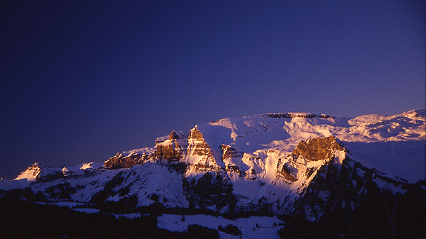 I think this might be the R�thihorn (2757m) - Anyone know for sure??  Could be Tschuggen (2472m)
<br>
Taken from the train between Grindelwald and Kl.Scheidegg
<br>
Photo: Robert Downie - January 2002 (EOS 300) 