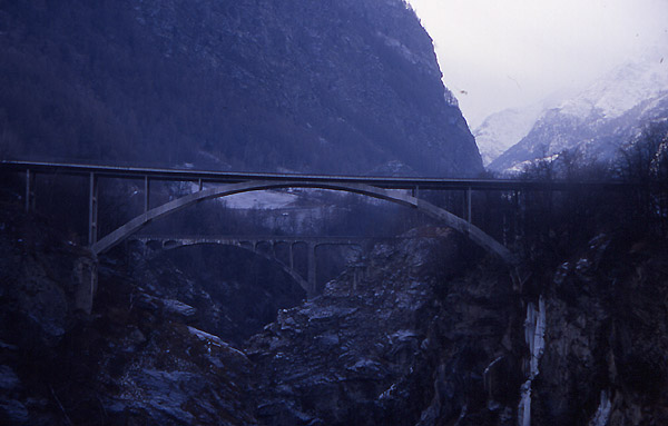 Bridges in ???? Email me if you know ... taken from the train
<br>
Photo: Robert Downie - January 2002 (EOS 300) 