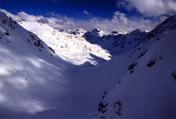 The view of the bridge on the run linking the two tunnels (Red 4) between the Rothorn (2865m) and the Weisshorn (2776m) -  Valbella
<br>
Photo: Robert Downie - February 2002 (EOS 300) 