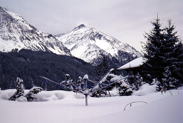 The cloths line out the front of our chalet with the Lenzerhorn  in the background - Valbella 
<br>
Photo: Robert Downie - February 2002 (EOS 300) 
