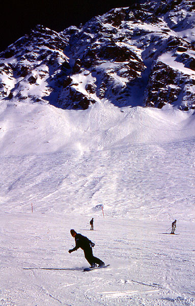 Ady cruising down from the Weisshorn (2776) (Red 4) - Valbella 
<br>
Photo: Robert Downie - February 2002 (Canon Elph) 