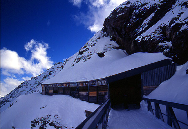 Travelling over the suspended bridge on the run (Red 4) linking the two tunnels between the Rothorn (2865m) and the Weisshorn (2776m) - Valbella 
<br>
Photo: Robert Downie - February 2002 (EOS 300) 