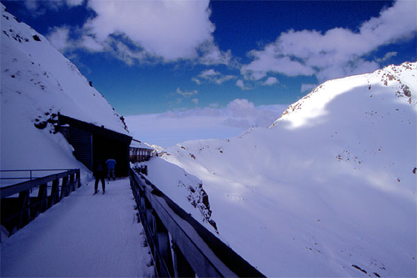 Travelling over the suspended bridge on the run (Red 4) linking the two tunnels between the Rothorn (2865m) and the Weisshorn (2776m) - Valbella 
<br>
Photo: Robert Downie - February 2002 (EOS 300) 