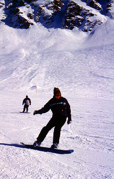 Ady cruising down from the Weisshorn (2776) (Red 4) - Valbella 
<br>
Photo: Robert Downie - February 2002 (EOS 300) 