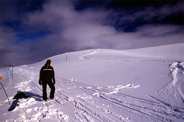 A fresh track through the virgin snow - Valbella 
<br>
Photo: Robert Downie - February 2002 (EOS 300) 