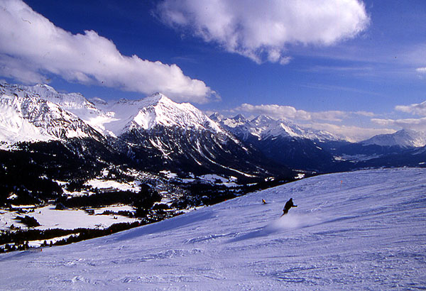 Cruising down from the St�tzerhorn (2575m) on Red 36 - Valbella
<br>
Photo: Robert Downie - February 2002 (EOS 300) 