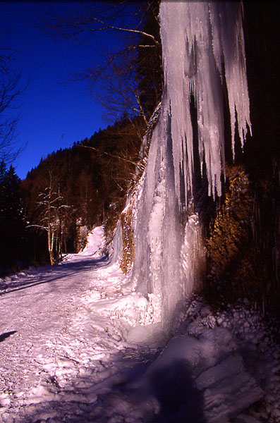 Frozen waterfall amongst a completely frozen landscape - Toesstal
<br>
Photo: Robert Downie  - January 2002 (EOS 300) 