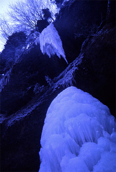 Frozen waterfall - Toesstal
<br>
Photo: Robert Downie  - January 2002 (EOS 300) 