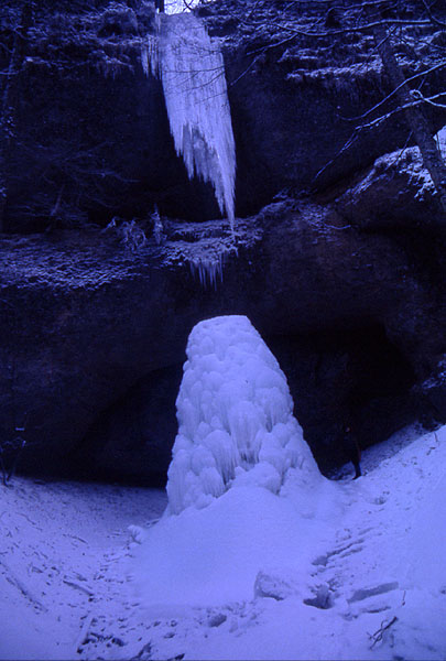 Frozen waterfall - Toesstal
<br>
Photo: Robert Downie  - January 2002 (EOS 300) 