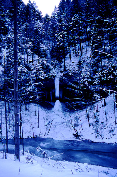 Frozen waterfall amongst a completely frozen landscape - Toesstal
<br>
Photo: Robert Downie  - January 2002 (EOS 300) 