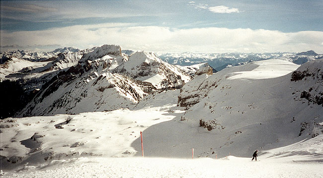 Ady descending Ch�serrugg (2262m) on Ch�serrugg Ostabfahrt (Red 15)  - Unterwasser 
<br>
Photo: Robert Downie - February 2002 (Canon Elph) 