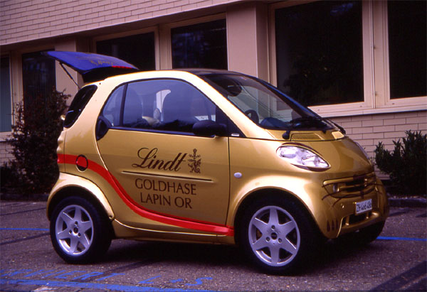 All good things Swiss - The Lindt Chocolate Factory Smart Car - Z�rich 
<br>
Photo: Robert Downie - January 2002 (EOS 300) 