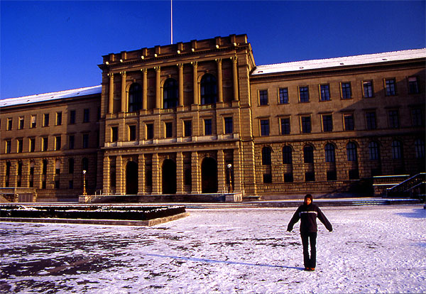 Penguin in front of the ETH - Z�rich 
<br>
Photo: Robert Downie - January 2002 (EOS 300) 