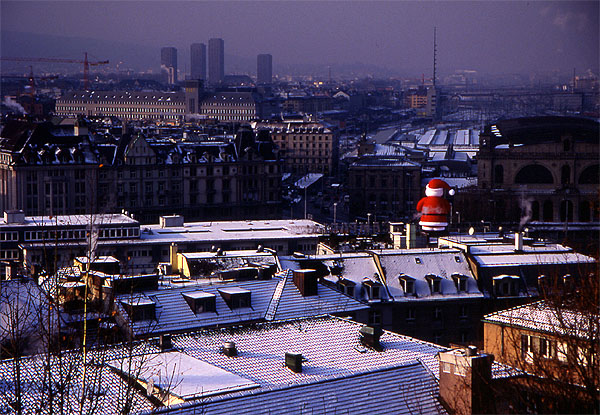 Looking back across town from the ETH - Z�rich 
<br>
Photo: Robert Downie - January 2002 (EOS 300) 
