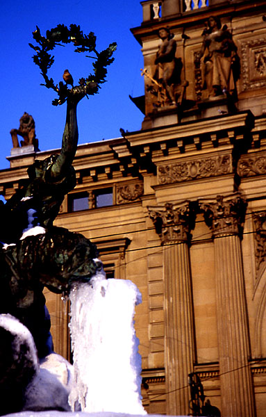 Frozen fountain outside the central train station (Bahnhofstrasse)
<br>
Notice the live bird resting in the wreath - Z�rich 
<br>
Photo: Robert Downie - January 2002 (EOS 300) 