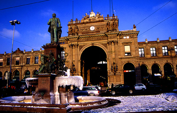Frozen fountain outside the central train station - Bahnhofstrasse - Z�rich 
<br>
Photo: Robert Downie - January 2002 (EOS 300) 