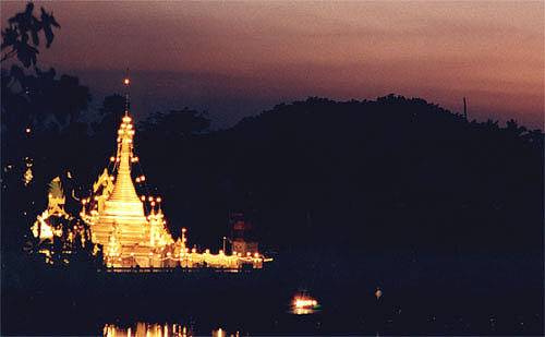 Mae Hong Son
<br>
Photo: Robert Downie - February 1998 (EOS IX) 