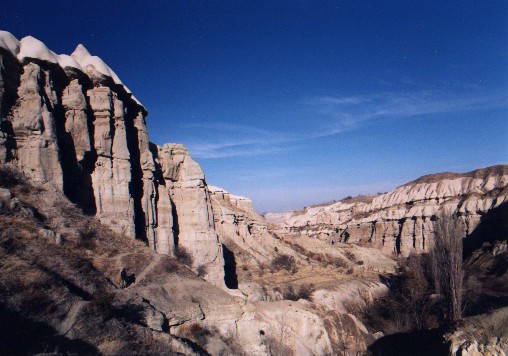 The G�vercinlik Vadisi (Dovecote Valley).  It links G�reme with U�hishar.
<br>
Photo: Robert Downie - January 2001 (EOS 300)