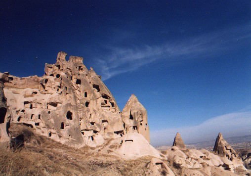 Houses carved into the rock - near U�hishar Belediyesi Kalesi.
<br>
Photo: Robert Downie - January 2001 (EOS 300)