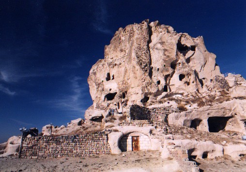U�hishar Belediyesi Kalesi - Rock Citadel (Kale) 
<br>
Photo: Robert Downie - January 2001 (EOS 300)