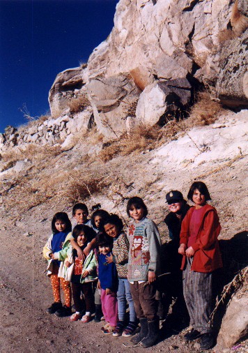 Jane with some local children - Ilhara Canyon
<br>
Photo: Robert Downie - January 2001 (EOS 300)