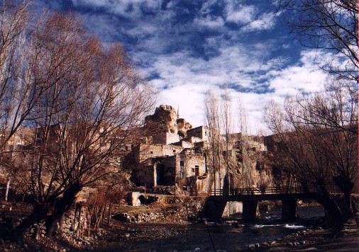 Small village on the Melendiz Suyu stream - Ilhara Canyon
<br>
Photo: Robert Downie - January 2001 (EOS 300)