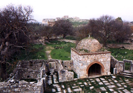 Looking back from the broken minaret of the old mosque towards ancient Miletus
<br>
Photo: Robert Downie - January 2001 (EOS 300)