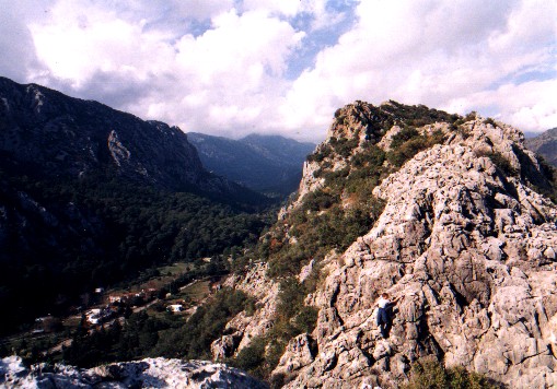 Myself climbing the ridge line down the valley.
<br>
Photo: Jane Downie - January 2001 (EOS 300)